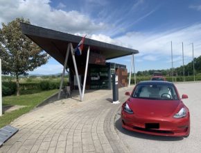 auto Tesla Model 3 elektromobil nabíjení v Chorvatsku