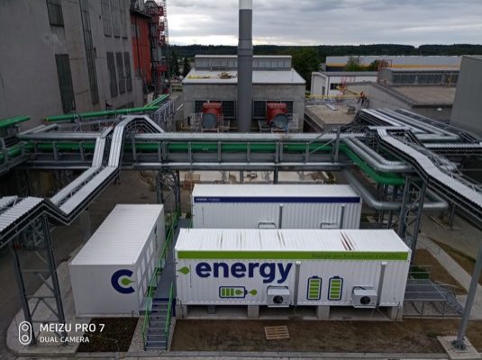 Moderní energetický zdroj nahradil ve městě Planá nad Lužnicí původní teplárnu. Na tuzemské poměry unikátní technologie umožňuje s vysokou účinností vyrábět elektřinu a teplo, navíc je doplněna o solární elektrárnu a baterii o výkonu 4 MW. Výsledné ekologické řešení výrazně zlepšilo kvalitu ovzduší v okolí. Škodlivé emise se podařilo snížit až o 90 %. Zdroj navíc nahrazuje v poskytování služeb výkonové rovnováhy tradiční uhelné elektrárny, které jsou významnými producenty emisí do ovzduší.