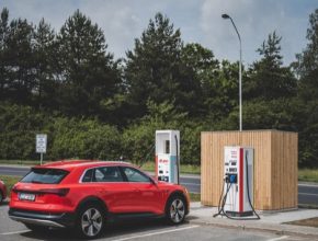 Elektromobilisté si na ní dobijí své vozy energií z obnovitelných zdrojů stejně jako na řadě dalších stanic v síti E.ON.