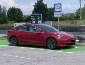 Elektromobil Tesla Model 3 u nabíjecí stanice v Chorvatsku