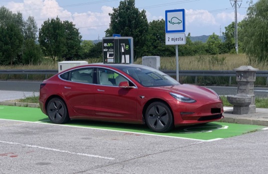 Elektromobil Tesla Model 3 u nabíjecí stanice v Chorvatsku