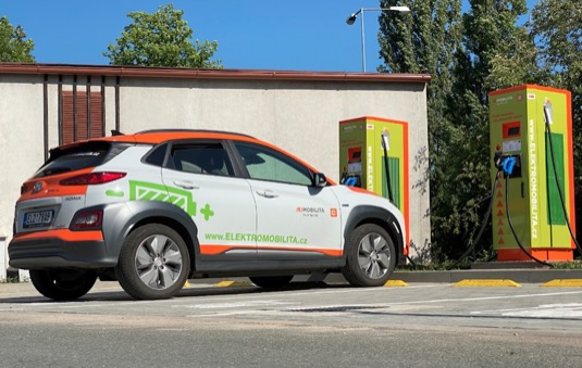 Elektromobil Hyundai Kona EV u nabíjecí staníce ČEZ