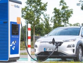 elektromobil Hyundai Kona Electric u nabíjecí stanice společnosti EnBW