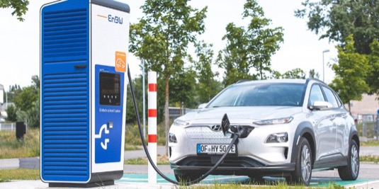 elektromobil Hyundai Kona Electric u nabíjecí stanice společnosti EnBW