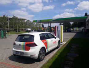 Řidiči budou moci dobít své vozy u čerpacích stanic MOL v ulicích Skorkovská v Horních Počernicích (50.1104536N, 14.5758842E), v ulici Drnovská v Ruzyni (50.0790961N, 14.3091347E) a v Liberecké ulici směrem na Střížkov (50.1213142N, 14.4762356E).
