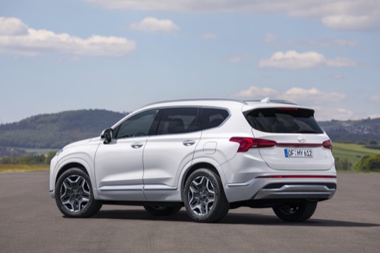 Vylepšená verze vlajkové lodi značky Hyundai v evropském segmentu SUV nabízí řadu prémiových vylepšení a nové hybridní pohony s možností vnějšího nabíjení i bez ní.
