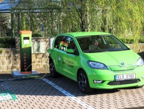 nabíjení elektromobilu Škoda CitigoE iV u pomalé nabíjecí stanice v Klášterci nad Ohří