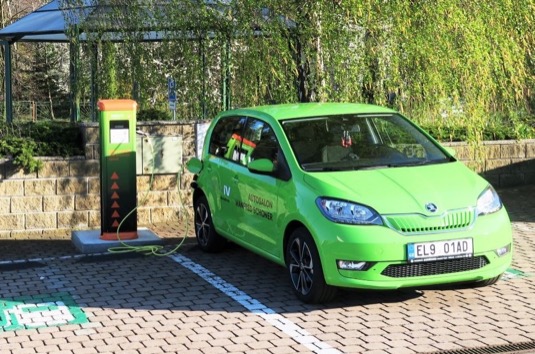 nabíjení elektromobilu Škoda CitigoE iV u pomalé nabíjecí stanice v Klášterci nad Ohří