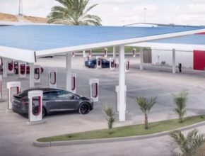 auto elektromobily Tesla u nabíjecí stanice Tesla Supercharger