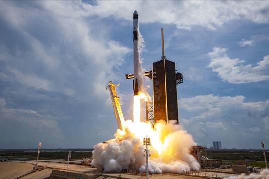 Start vesmírné rakety Falcon 9 s vesmírnou lodí Crew Dragon na špici.