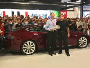 Steve Jurvetson (vlevo), investor a člen správní rady společnosti Tesla, odjel před osmi lety prvním vyrobeným elektromobilem Tesla Model S. Vpravo spoluzakladatel Tesly JB Straubel.