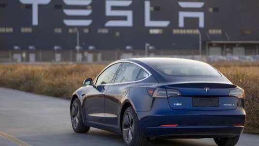 auto elektromobil Tesla Model 3