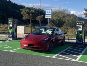 Elektromobil Tesla Model 3 u nabíjecí stanice