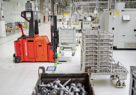 Díky technologii internetu věcí proces umožňuje plynulé automatické zásobování dílů tam, kde je jich potřeba - což dále zvyšuje produktivitu výroby.