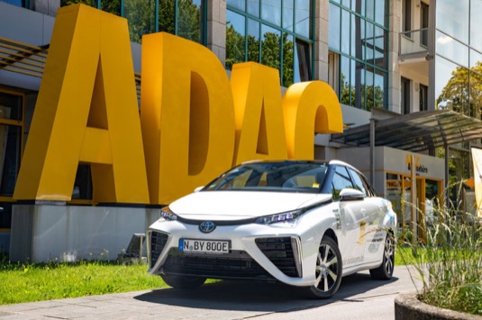 V loňských silničních testech ADAC dosáhl model Mirai dojezdu 484 km, což předčilo většinu elektromobilů poháněných standardními bateriemi.