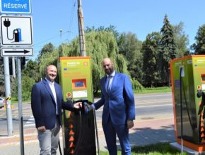 Elektrická auta odebrala v letošním 1. pololetí u stojanů ČEZ o 31 % více energie než za stejné období loňského roku, bylo to téměř 1,1 milionu kWh. Využívání sítě veřejných dobíjecích stanic rozmístěných od Mariánských Lázní až po Třinec šlo nahoru navzdory protipandemickým omezením.