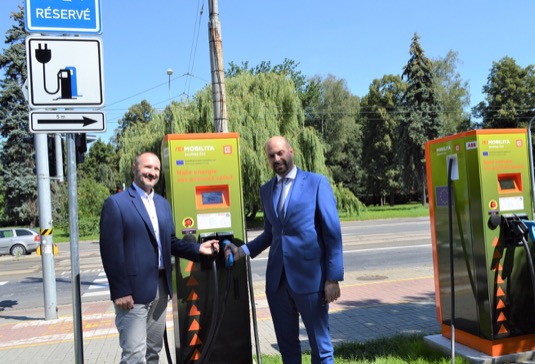 Elektrická auta odebrala v letošním 1. pololetí u stojanů ČEZ o 31 % více energie než za stejné období loňského roku, bylo to téměř 1,1 milionu kWh. Využívání sítě veřejných dobíjecích stanic rozmístěných od Mariánských Lázní až po Třinec šlo nahoru navzdory protipandemickým omezením.