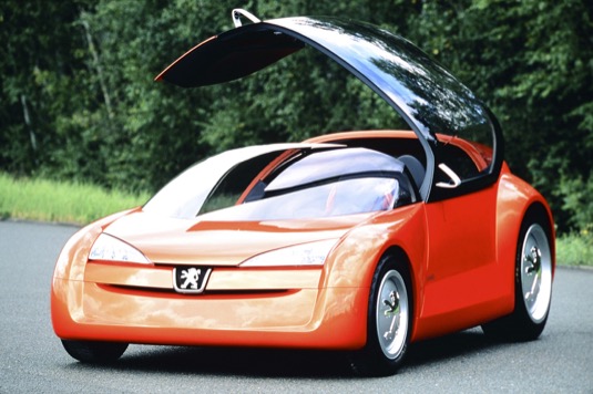 Automobilka Peugeot se možnosti využít elektřinu pro své vozy věnovala již v roce 1902, a to zejména pro pohon dodávek. Bylo vyrobeno několik exemplářů, nicméně časem byl projekt odložen. Peugeot však tuto ideu nikdy zcela neopustil a zůstal ve střehu...