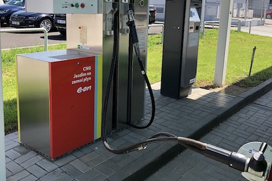 E.ON podporuje čistou mobilitu nejen rozšiřováním sítě dobíjecích stanic pro elektromobily, ale i stavbou plnicích stanic na CNG. A snaží se o to, aby tento způsob dopravy byl ještě ekologičtější.