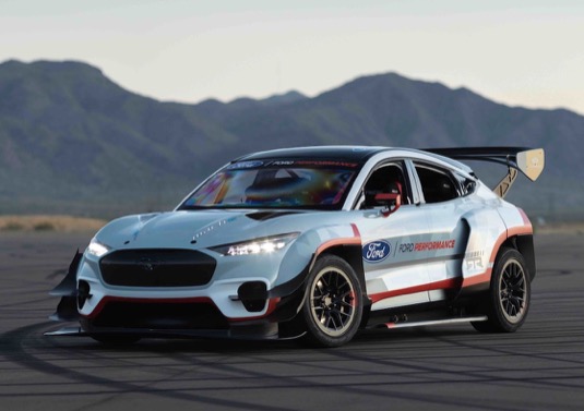 Mustang Mach-E 1400 navazuje na elektrický dragster Mustang Cobra Jet 1400. Pyšní se sedmi motory a extrémně výkonnou baterií.