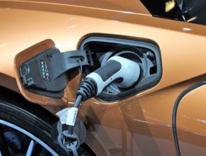 Povinné ručení je pro hybridy i elektromobily levnější, než pro běžná spalovací auta