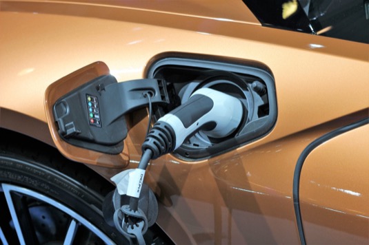 Povinné ručení je pro hybridy i elektromobily levnější, než pro běžná spalovací auta