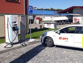 Dobít svůj elektromobil mohou registrovaní zákazníci v systému E.ON Drive i neregistrovaní. Těm stačí mít u sebe mobilní telefon s připojením na internet a zaplatí pohodlně platební kartou. Stanice jsou k dispozici nepřetržitě 24 hodin denně a sedm dní v týdnu.