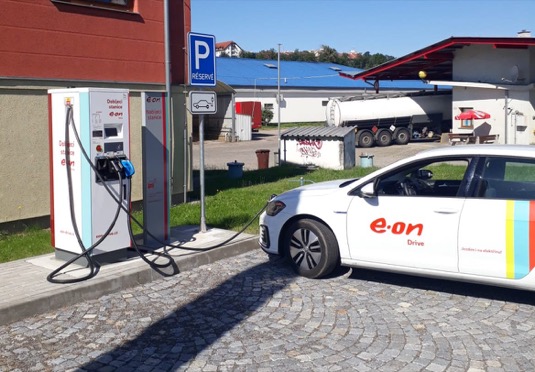 Dobít svůj elektromobil mohou registrovaní zákazníci v systému E.ON Drive i neregistrovaní. Těm stačí mít u sebe mobilní telefon s připojením na internet a zaplatí pohodlně platební kartou. Stanice jsou k dispozici nepřetržitě 24 hodin denně a sedm dní v týdnu.