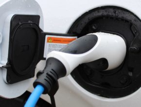 Prodej elektromobilů navzdory celkovému poklesu trhu s novými auty v Evropě kupodivu roste. Jak se bude vyvíjet dál?