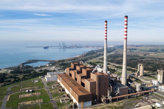 Portugalsko uhelná elektrárna Sines na pobřeží