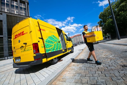 Tiché a bezemisní doručování zásilek v Praze a Brně - elektromobil e-Crafter rozšířil vozový park DHL Express.
