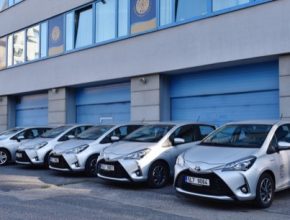 Toyoty Yaris s motorem 1.5 Hybrid 100 e-CVT budou využívat krajští úředníci a model Toyota Corolla s motorizací 2.0 Hybrid 180 e-CVT byl svěřen do užívání řediteli krajského úřadu.