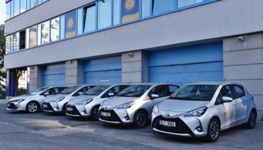 Toyoty Yaris s motorem 1.5 Hybrid 100 e-CVT budou využívat krajští úředníci a model Toyota Corolla s motorizací 2.0 Hybrid 180 e-CVT byl svěřen do užívání řediteli krajského úřadu.