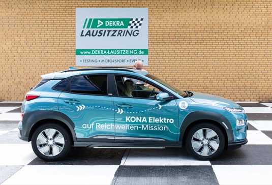 Test tří malých sériově vyráběných SUV proběhl na závodním okruhu Lausitzring. Všechny vozy Kona Electric překonaly hranici 1000 kilometrů.