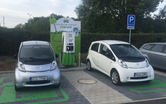 Nová nabíjecí stanice je umístěna přímo na parkovišti prodejny nové generace v ulici Jugoslávská a je k dispozici všem zákazníkům. Usnadní tak cesty majitelů elektromobilů v Moravskoslezském kraji.