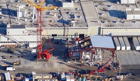 Tesla tvrdí, že nový licí stroj v továrně ve Fremontu je největší na světě. Podobný ale připravuje také pro Gigatovárnu Berlín, nejspíš i Šanghaj a další své provozy.