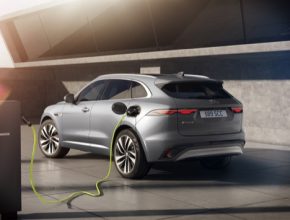 Vylepšený design exteriéru, zcela nový interiér, pokročilá konektivita a poprvé úsporné elektrifikované motory