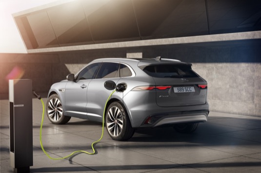 Vylepšený design exteriéru, zcela nový interiér, pokročilá konektivita a poprvé úsporné elektrifikované motory