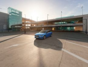 Informace o volných parkovacích místech budou v reálném čase zobrazovány na navigaci nebo pomocí aplikace ŠKODA Connect App