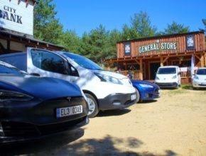 Organizátoři očekávají účast až stovky elektromobilů