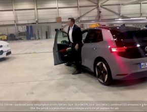 auto elektromobil Elon Musk vystupuje z Volkswagen ID.3