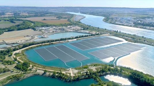 O'MEGA1 je první solární fotovoltaická plovoucí elektrárna v Evropě. Má výkon 17 MW a vyrostla v jižní Franii, mezi městy Orange a Avignon.