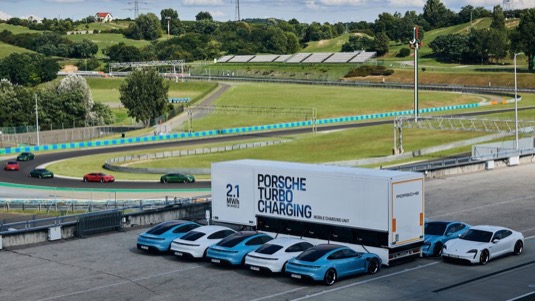 Porsche Trubo Charging - Maximální výkon nabíjecí stanice je úctyhodných 3,2 MW. Celková kapacita je 2,1 MWh, což se rovná asi 30 plným nabitím Taycanu.