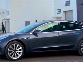 auto elektromobil Tesla Model 3 vyrobený v Číně