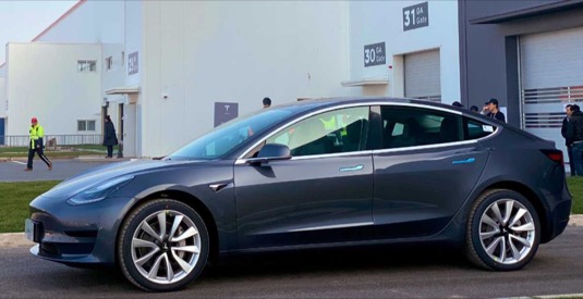 auto elektromobil Tesla Model 3 vyrobený v Číně