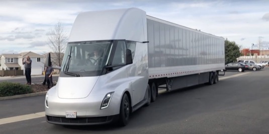 auto elektromobil Tesla Semi elektrický tahač