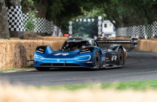 ID.R má v současnosti na svém kontě celkem čtyři rekordy na třech kontinentech: kromě historických rekordů v závodech do vrchu na Goodwood Hill ve Velké Británii a na Pikes Peak v Coloradu (USA) a v jízdě na horu Tianmen Mountain u města Čang-ťia-ťie (Čína) drží také rekord na kolo pro elektromobily na Severní smyčce Nürburgringu (Německo).