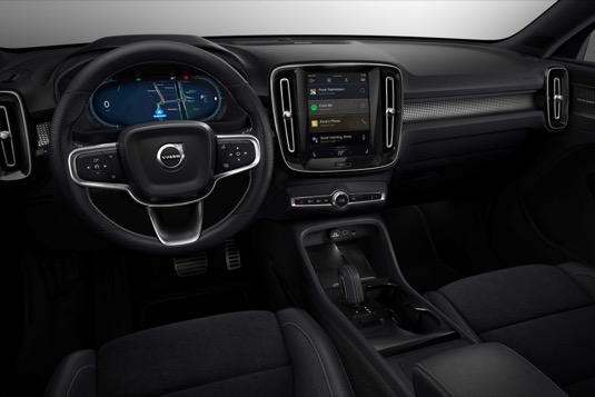 Elektromobil Volvo XC40 Recharge je vybaven zcela novým systémem infotainmentu. Využívá nový operační systém Google Android pro auta. Zvládá i ovládání hlasem.