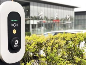Instalaci a správu stanic budou zajišťovat dva partneři skupiny pro tento projekt: Izivia a Total EV