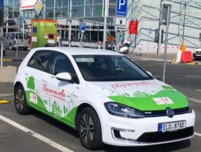 rychlonabíjecí stanice u obchodního centra Kaufland